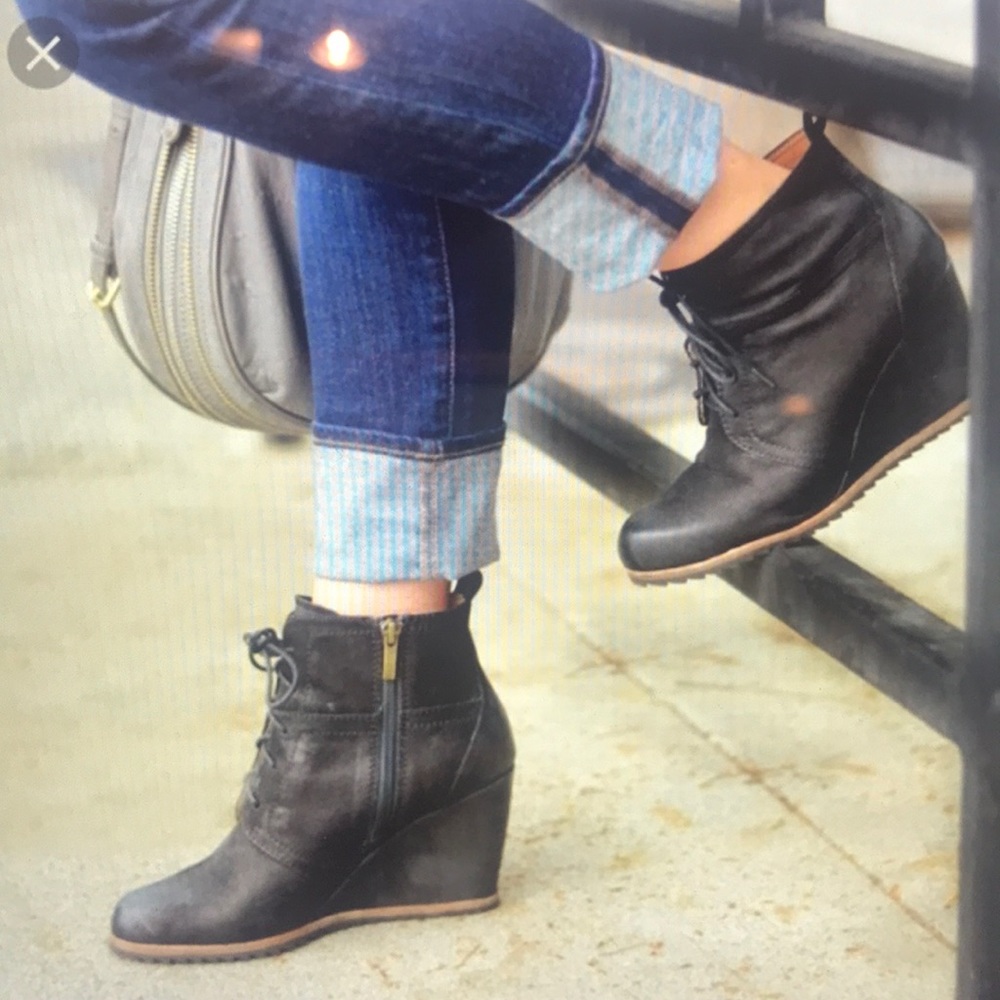 Baila ‘Alyssa’ Lace-Up Wedge Brown Booties Size 5